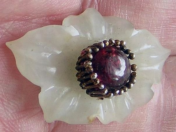 Flower  6 with a gilt silver and red stone heart - (3121)